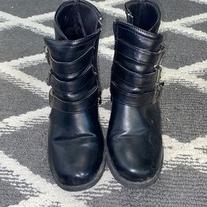 Short black boots, in good shape, worn once.
